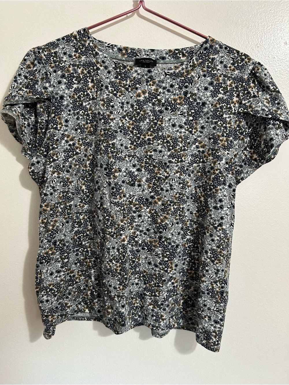 Ann Taylor Women’s Ruffled Shoulder Dressy Top, size large